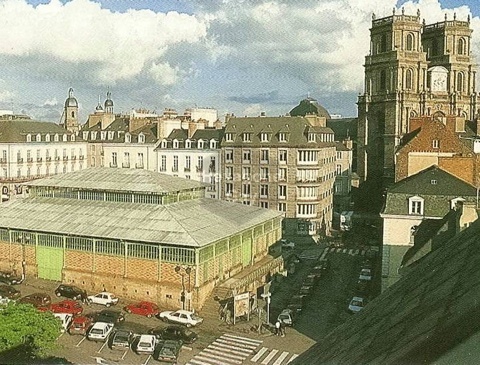 Rennes : La Place de Lices cot rue de Juillet